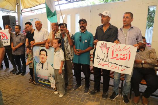 فلسطينيون يطالبون بإنقاذ حياة الأسرى في سجون الاحتلال