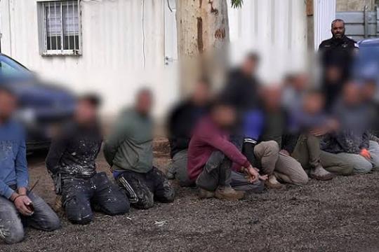 الاحتلال يعتقل عمالًا فلسطينيين بينهم 18 داخل شاحنة قرب القدس