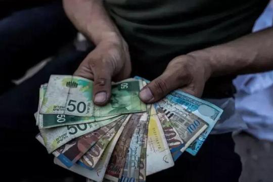 إغلاق 4 محال تجارية في غزة لرفض تداول العملات القديمة