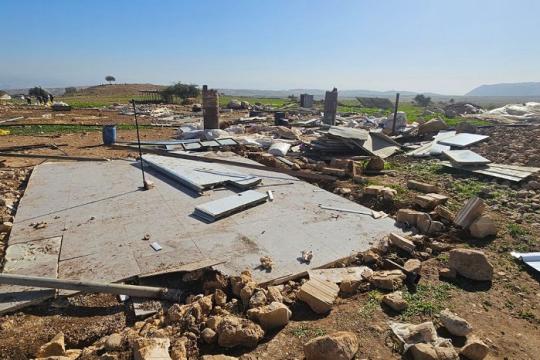 اعتداءات المستوطنين تُهجّر 20 عائلة بدوية جديدة شرقي الضفة