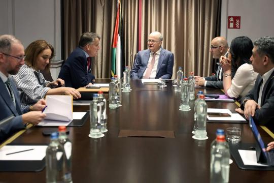 رئيس الوزراء يبحث مع مسؤولين أوروبيين دعم غزة وتعزيز دور "الأونروا" والضغط للإفراج عن أموال المقاصة