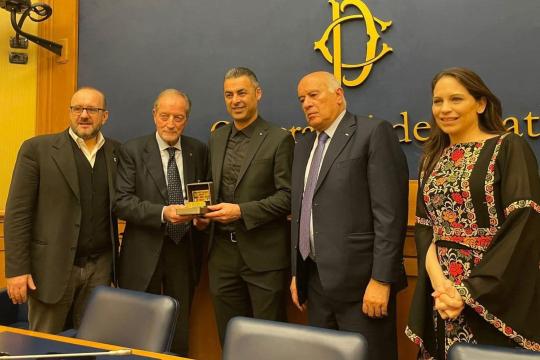 إيهاب أبو جزر يحصد جائزة «المقعد الذهبي» من رابطة المدربين الإيطاليين في روما