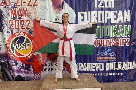 الفلسطينية أميرة أبو لبدة تتوج بذهبية البلقان للكاراتيه في بلغاريا