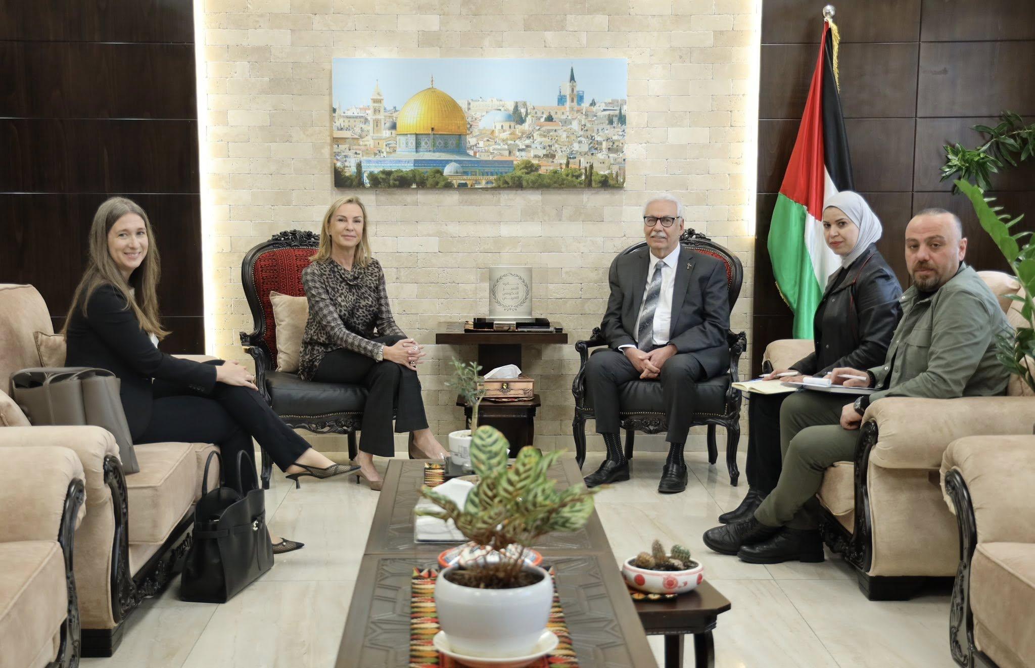 نقاش سبل تعزيز التعاون وتسهيل الإجلاء الطبي لمرضى غزة