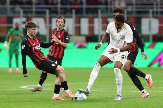 ميلان يحافظ على الصدارة بصعوبة بعد تعادله مع بيزا 2-2