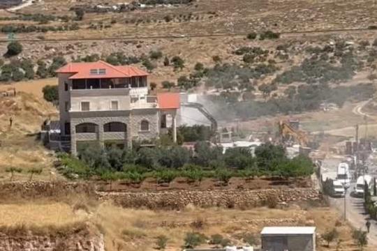 الاحتلال يهدم منزلاً ومنجرة في خربة قلقس جنوب الخليل