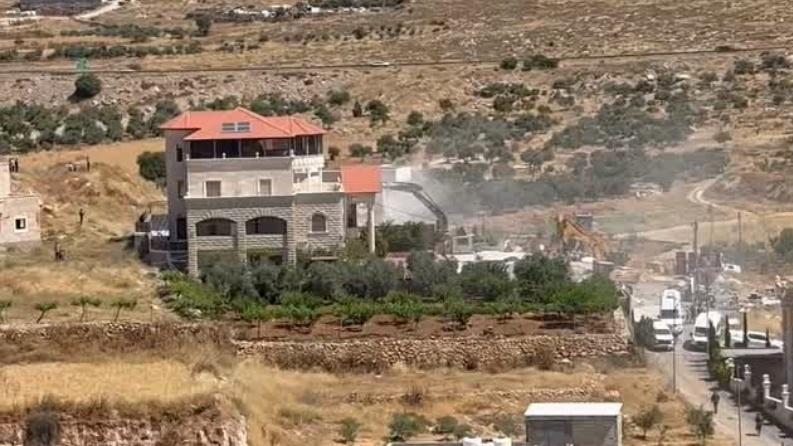 تجريف أراضٍ وتدمير أشجار مثمرة خلال عملية هدم طالت ممتلكات فلسطينية بالمنطقة