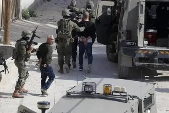 الاحتلال يعتقل ثلاثة مواطنين من محافظة الخليل