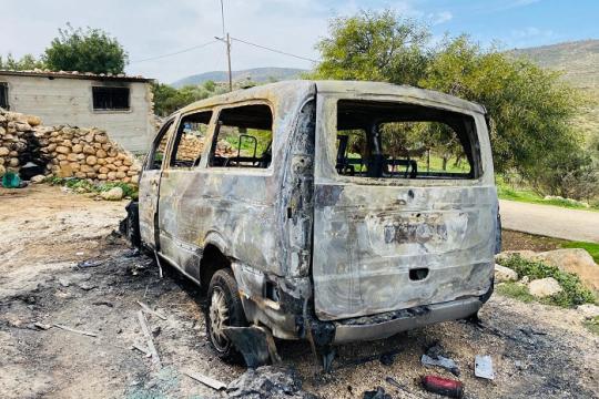 مستوطنون يحرقون مركبة في قرية قصرة جنوب نابلس