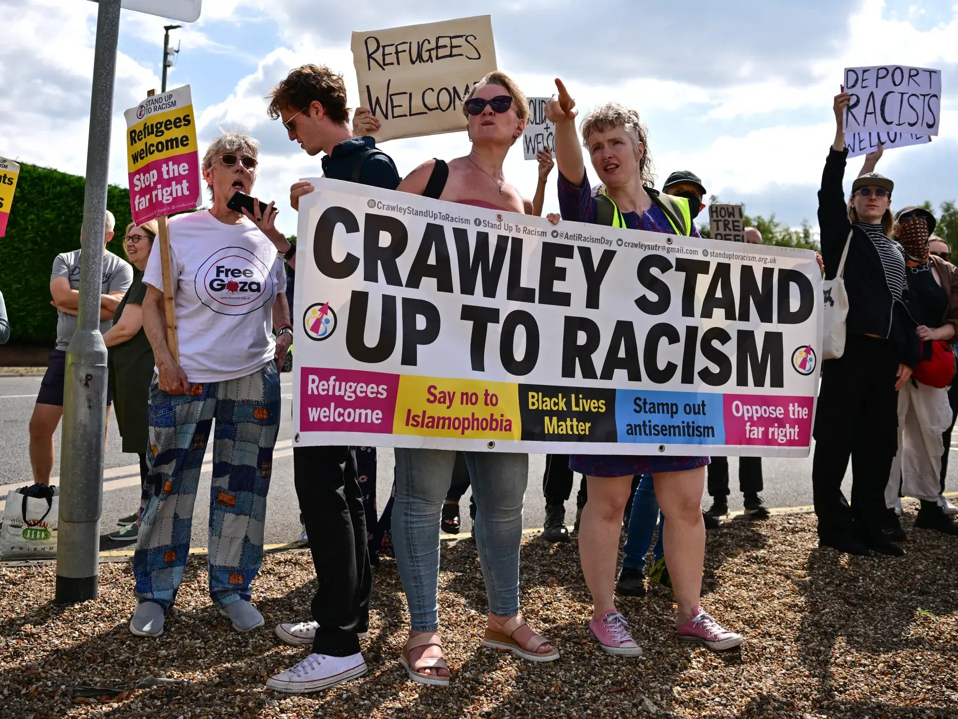 الحكومة تشدد الإجراءات ضد المهاجرين غير الشرعيين وتحدد شروطًا صارمة للبقاء والدعم المالي