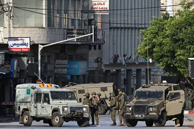 الاحتلال ينفذ اعتقالات ويقتحم بلدات تياسير ودورا، والمستوطنون يهاجمون أهالي قصرة