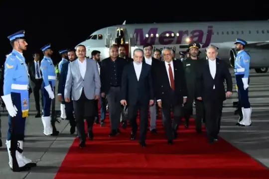 التلفزيون الإيراني: عراقجي يحمل رد طهران الرسمي للوسيط الباكستاني