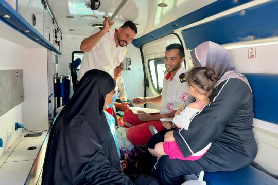 الهلال الأحمر يشارك في إجلاء 46 مريضًا و 65 مرافقًا للعلاج خارج غزة