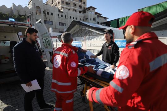 بعد توقف خلال العيد.. الهلال الأحمر يشارك في إجلاء مرضى عبر معبر رفح لتلقي العلاج بالخارج