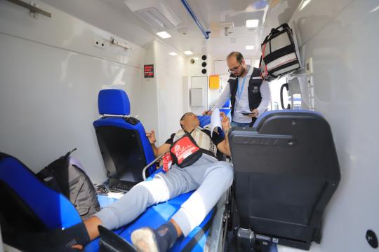 الهلال الأحمر ينفذ عملية إجلاء طبي بالتنسيق مع الصحة العالمية في غزة