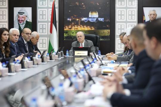 الحكومة الفلسطينية: تكثيف الخدمات في المناطق المستهدفة ومواجهة تصاعد اعتداءات الاحتلال والمستوطنين