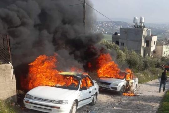 مستوطنون يحرقون مركبات ويدمرون شبكة الكهرباء في جنوب نابلس وسط تصاعد الاعتداءات