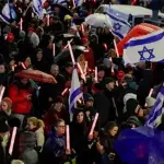 إسرائيليون يحتجون أمام منزل نتنياهو رفضًا لطلب العفو عن تهم الفساد