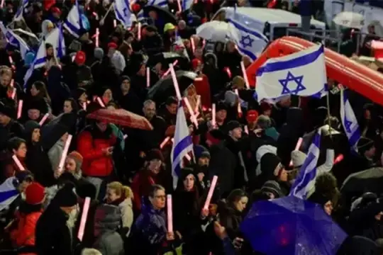 إسرائيليون يحتجون أمام منزل نتنياهو رفضًا لطلب العفو عن تهم الفساد