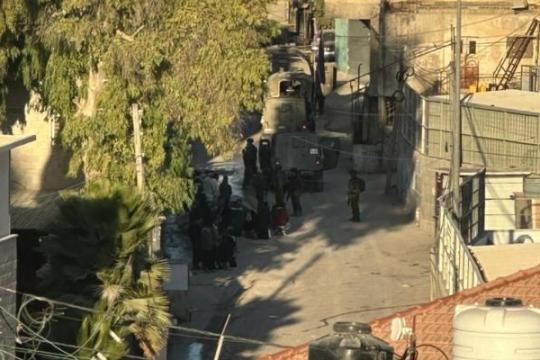 الجيش الإسرائيلي يقتحم إذنا غرب الخليل ويحتجز نحو 30 مواطنا