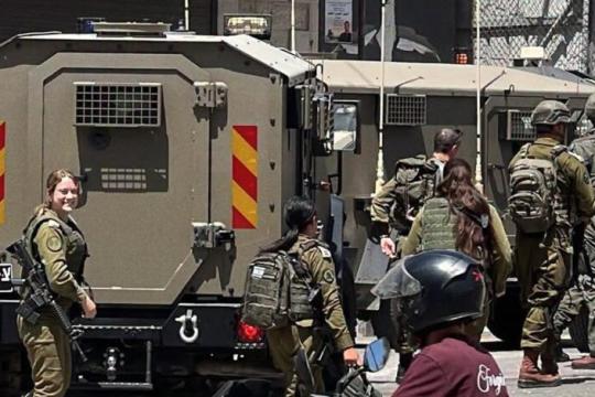 الاحتلال يعتقل مواطنة بعد اقتحام منزلها في القدس