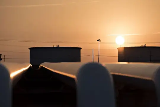 ارتفاع أسعار النفط قبيل مفاوضات إيران–الولايات المتحدة وسط توتر جيوسياسي