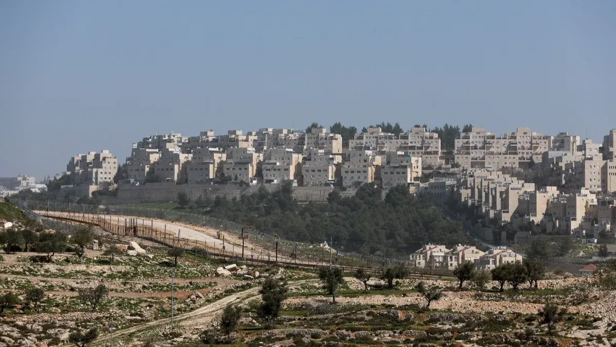 لندن تطالب تل أبيب بسحب المناقصة فوراً وتحذر من أن المشروع يهدد بفصل الضفة الغربية عن القدس ويقوّض حل الدولتين