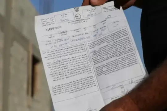 الاحتلال يُخطر 7 شقق سكنية شرق قلنديا بالهدم الذاتي
