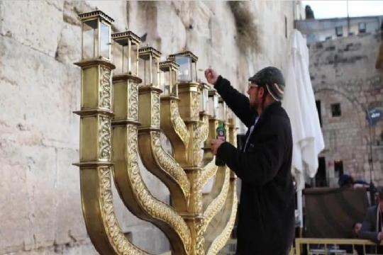 عشرات المستوطنين يقتحمون باحات الأقصى في ثالث أيام ما يسمى عيد الحانوكاه