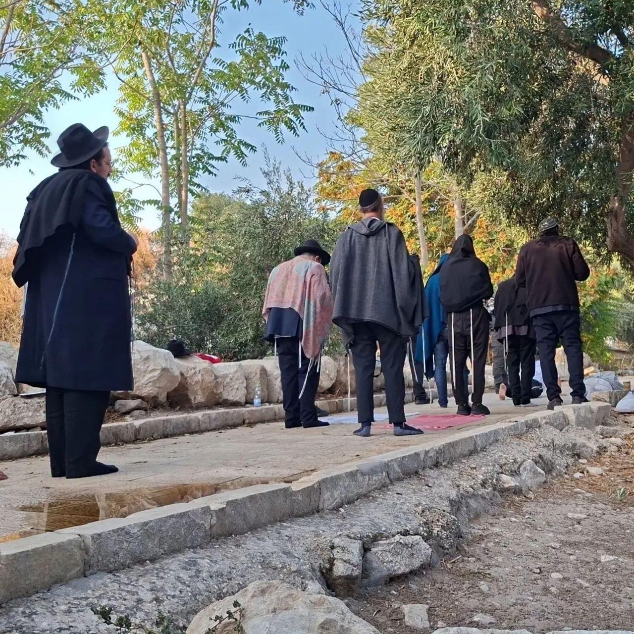 عشرات المستوطنين يقتحمون باحات الأقصى من باب المغاربة