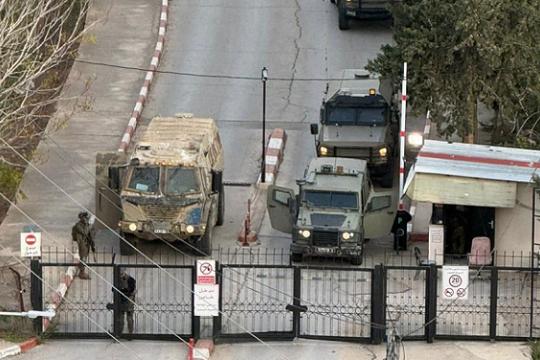 الاحتلال الإسرائيليّ يقتحم جامعتَي بيرزيت في رام الله والقدس في أبو ديس