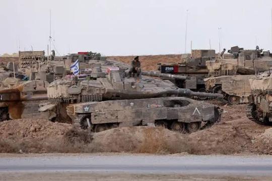 الجيش الإسرائيلي يُنشئ خندقًا وحاجزًا للمركبات في مناطق سيطرته بغزة