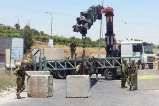 الاحتلال يضع مكعبات إسمنتية ويركب كاميرات مراقبة بمفترقات في جنين