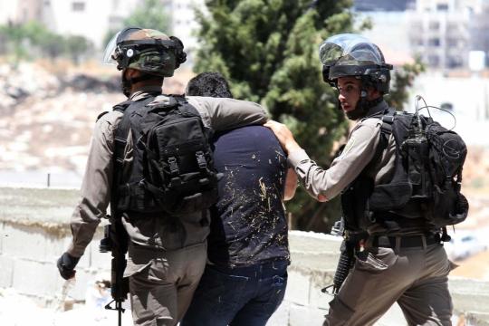 الاحتلال يعتقل شابًا ويحتجز أسرى محررين بجنين