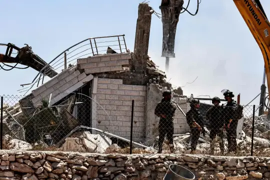 الاحتلال يهدم غرفة زراعية في نعلين ويستهدف المنشآت بالإخطارات