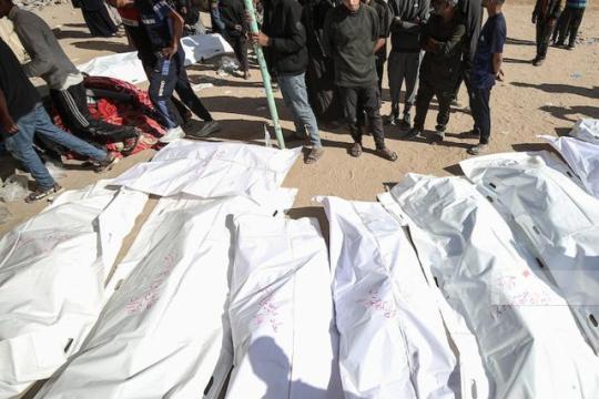 الاحتلال يسلم 15 جثماناً لشهداء من قطاع غزة