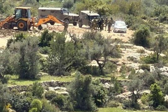 لليوم الثاني.. الاحتلال يواصل تجريف الأراضي واقتلاع الزيتون في برقة