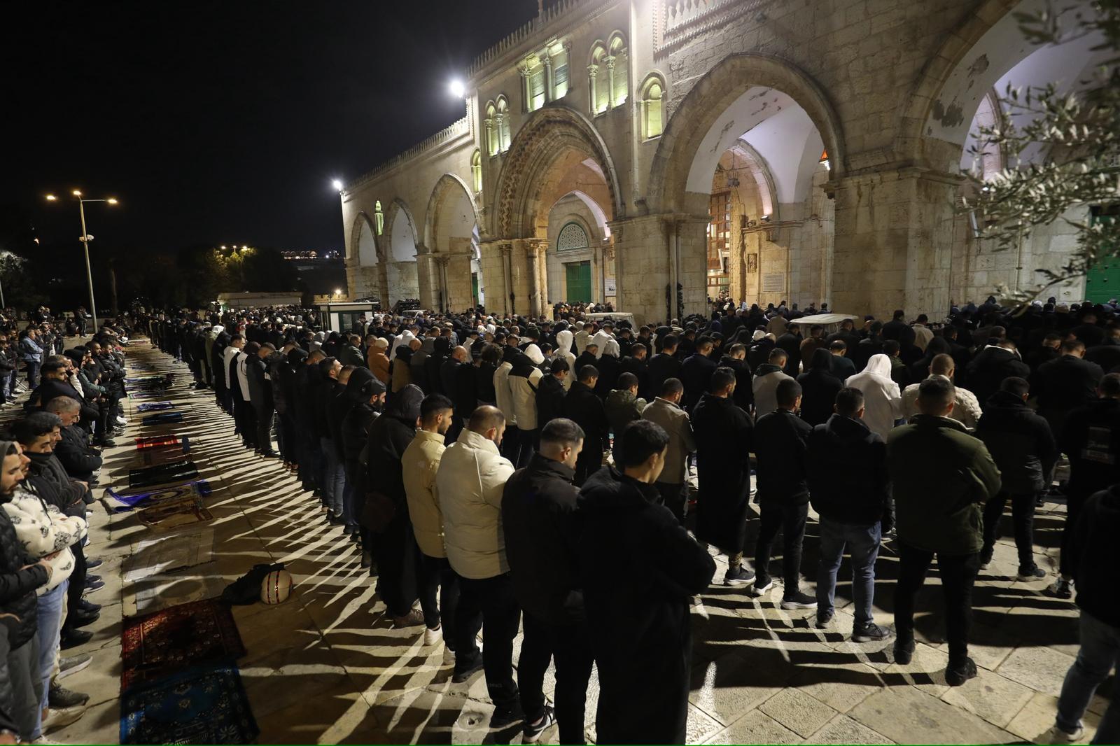 تعزيز الإجراءات الأمنية لا يثني المصلين عن أداء الصلاة في رحاب الأقصى خلال رمضان