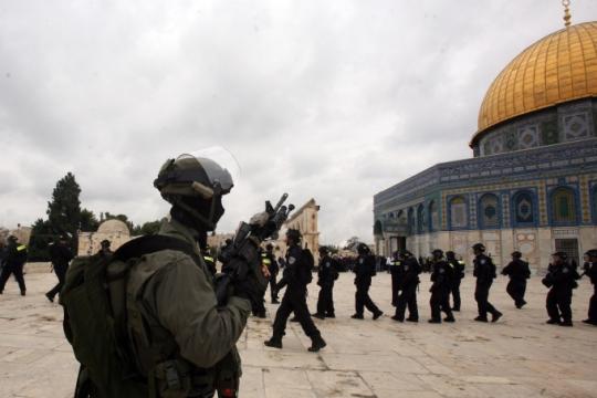 الاحتلال الإسرائيلي يستدعي ويصدر قرارات إبعاد بحق حراس وأهالي القدس