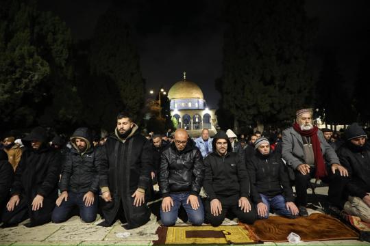 40 ألف مصلٍّ يؤدون العشاء والتراويح في المسجد الأقصى رغم القيود