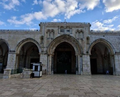 منع المصلين من الدخول وسط انتشار عسكري مكثف في البلدة القديمة