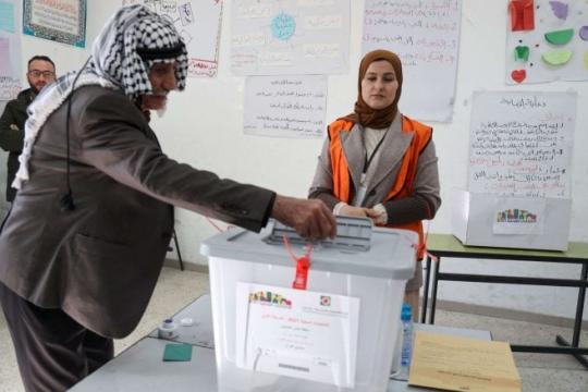 الحكومة الفلسطينية تُجري مشاورات مع لجنة الانتخابات لاجراء الانتخابات المحلية
