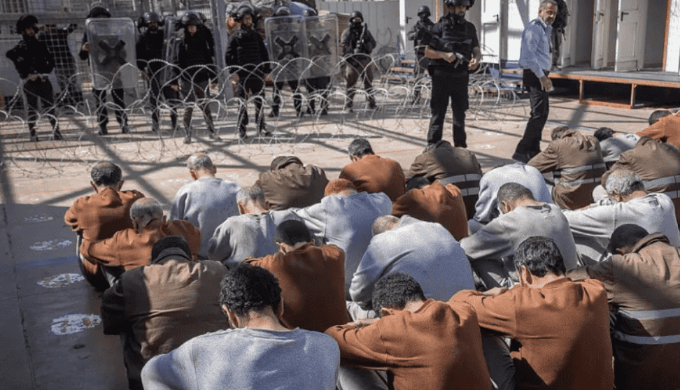 اعتداءات عنيفة وتعذيب ممنهج تستهدف الأسرى، بما يشكل خطرًا على حياتهم