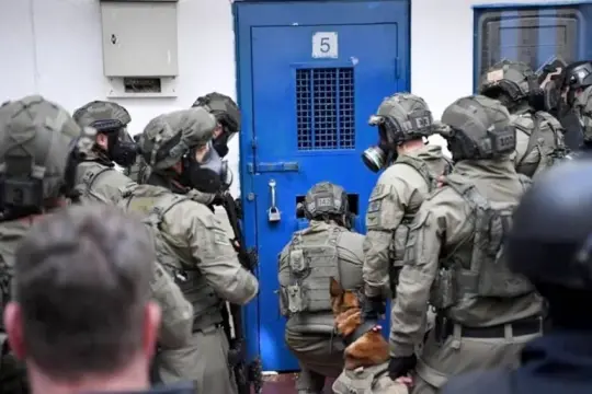 الأسرى في سجن النقب يعانون أوضاعًا صعبة واعتداءات متكررة