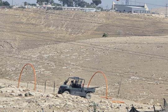 مستوطنون يوسّعون بؤرة رعوية قرب تجمع بدوي شمال القدس
