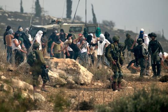 مستوطنون يشعلون النيران قرب منازل في بيت لحم والاحتلال يقتحم المغير ويعتقل محرراً في الخليل