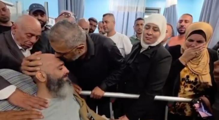 علم بوفاة والديه بعد تحرره