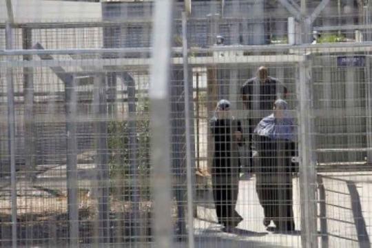 نادي الأسير: الاحتلال يمارس جرائم منظمة بحق الأسيرات الفلسطينيات