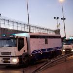 المركز الفلسطيني للدفاع عن الأسرى: “البوسطة” تحوّل الأسرى إلى ضحايا رحلات عذاب