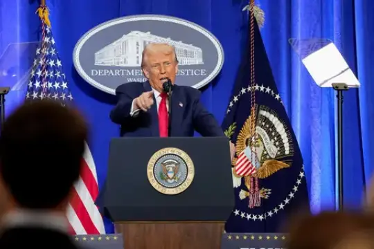 ترمب يعلن حرمان 3 وسائل إعلام أميركية من دخول البيت الأبيض